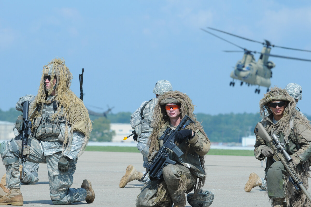 101st Airborne soldiers on the Fort Campbell flight line with a CH-47 Chinook overhead